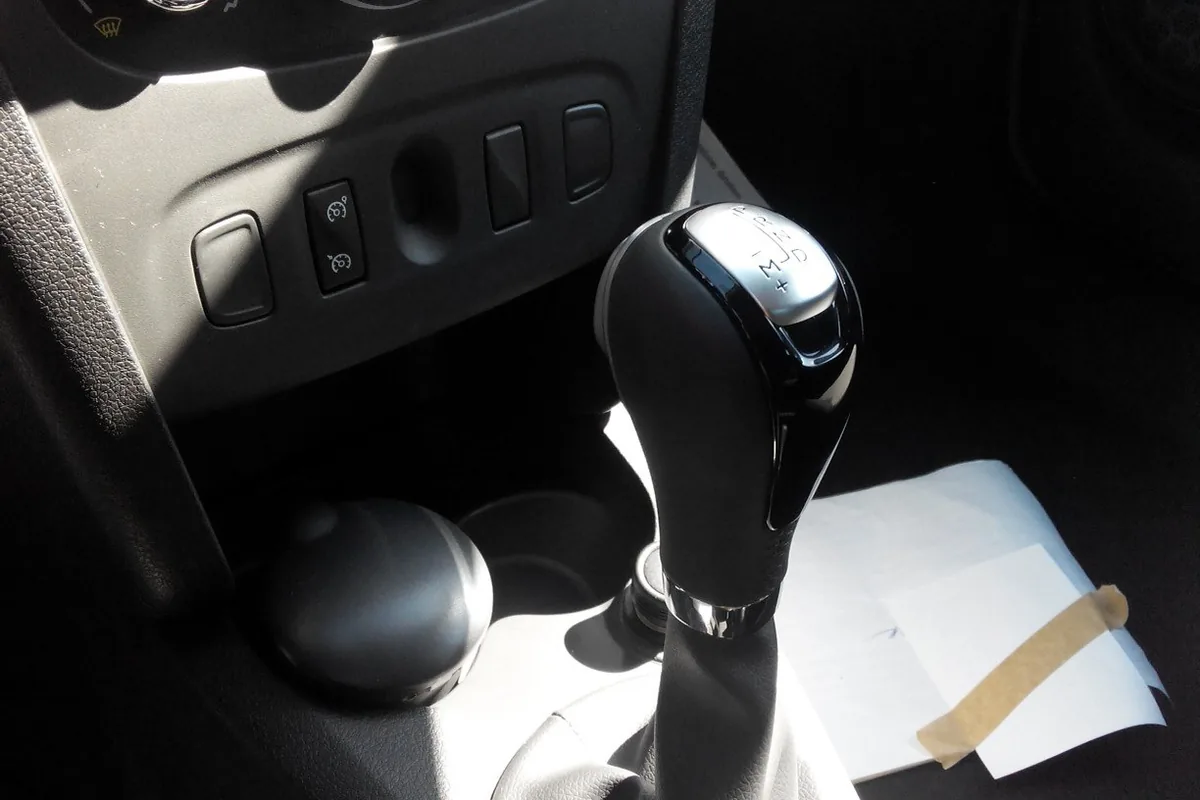Селектор автомата в салоне Renault Logan 2