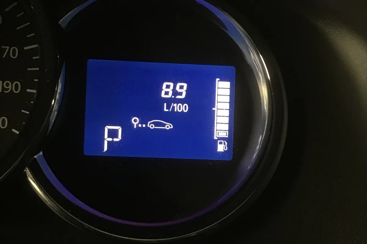 Средний расход 8,9 л/100 на щитке Renault Logan 2 с автоматом
