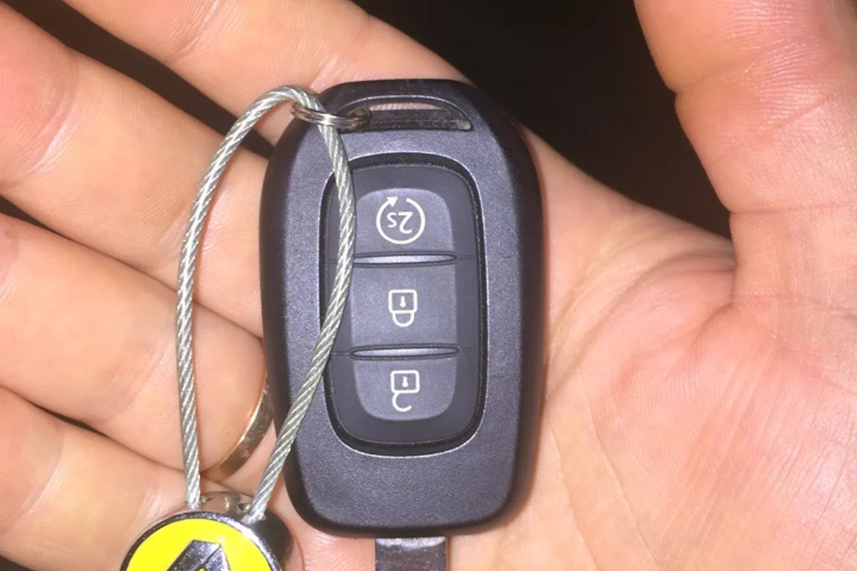 Штатный ключ Renault Logan 2 с тремя кнопками и автозапуском
