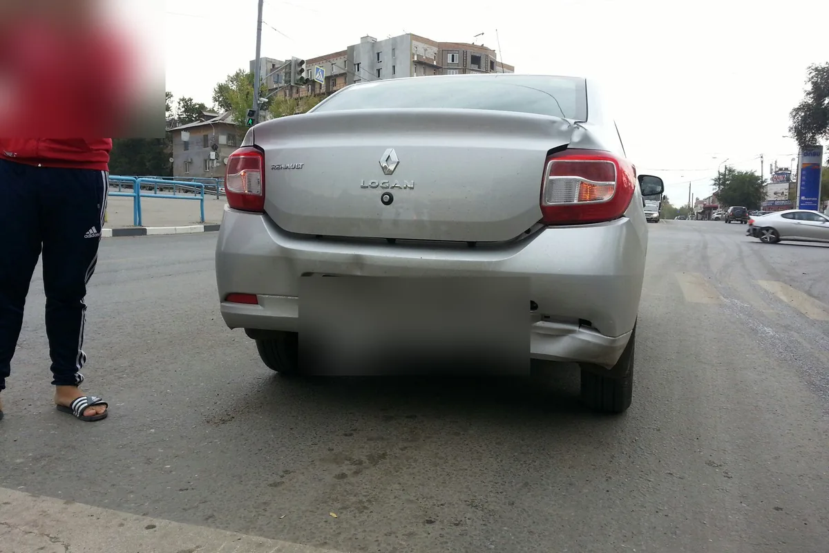 Renault Logan 2 сзади после ремонта заднего бампера