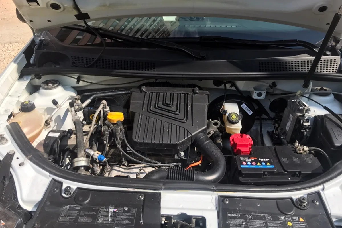 Подкапотное пространство Renault Logan 2 после замены датчика ГУР