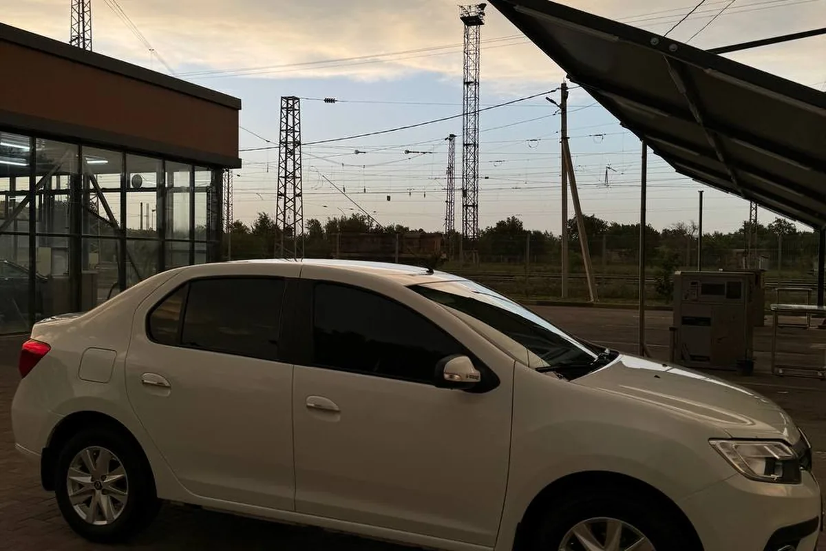 Белый Renault Logan 2 2018 года с мотором 113 л.с.