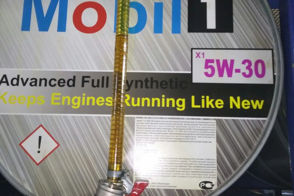 Бочка масла Mobil 1 5W-30 на сервисе при ТО