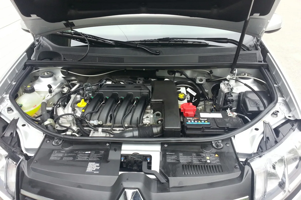Моторный отсек Renault Logan 2 с уплотнителем капота
