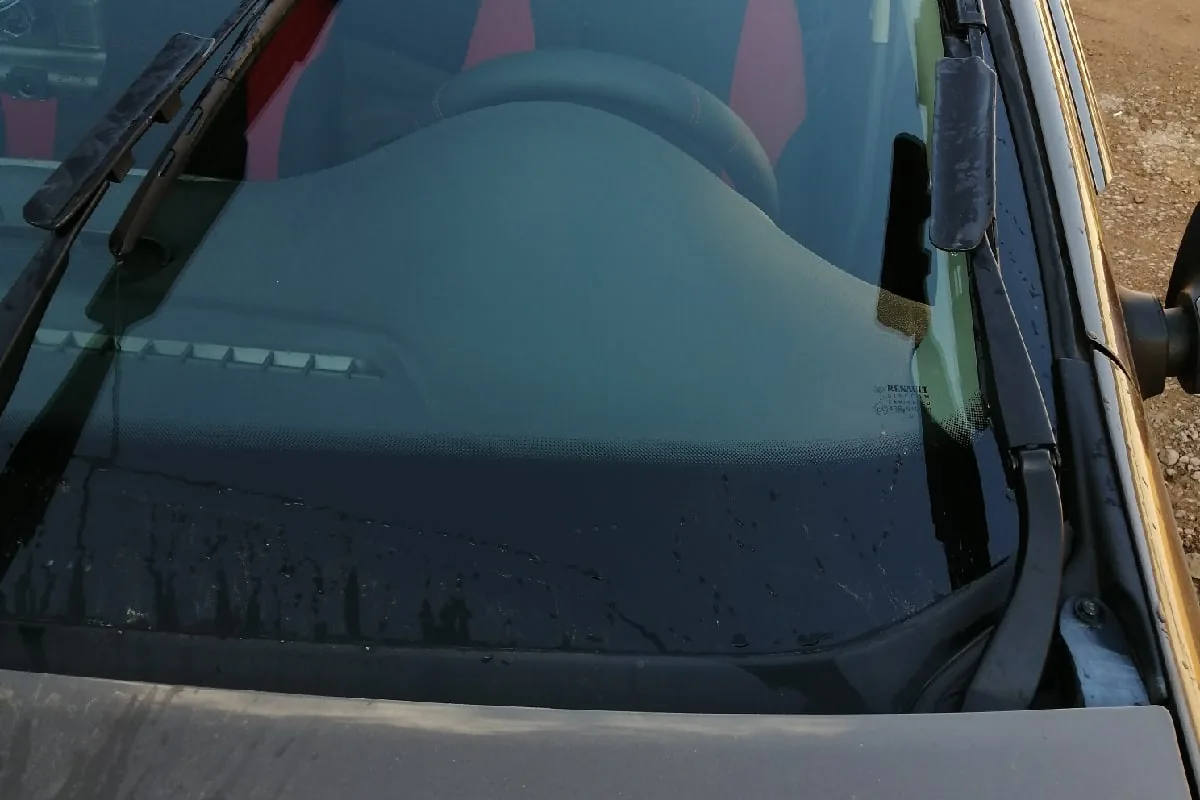 Щётки стеклоочистителя на лобовом стекле Renault Logan 2