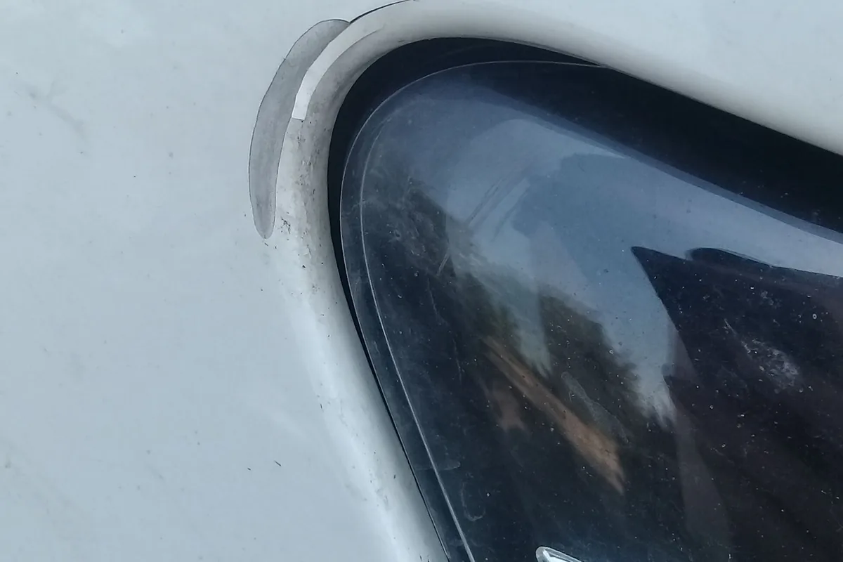 Скол на стекле фары Renault Logan 2 у края капота