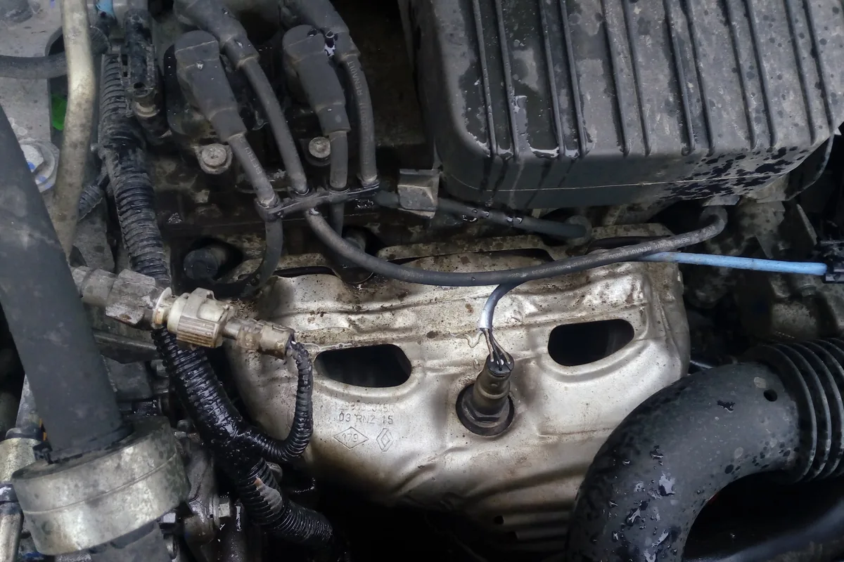 Оплавленная проводка над выпускным коллектором Renault Logan 2 после пожара