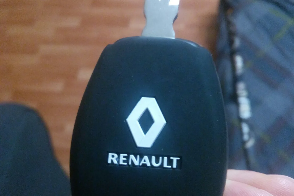 Ключ Renault Logan 2 в силиконовом чехле