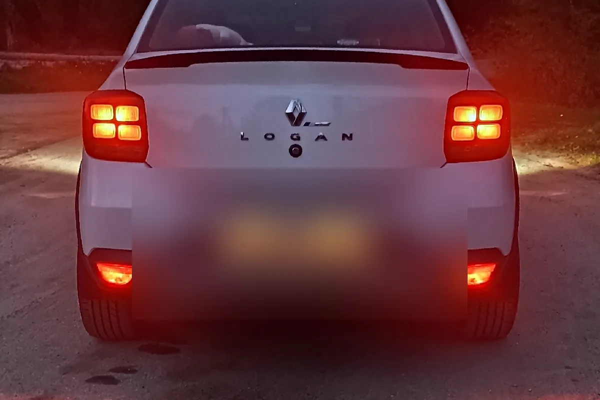 Задние противотуманки Renault Logan 2 с лампами, работающими как габариты и стопы