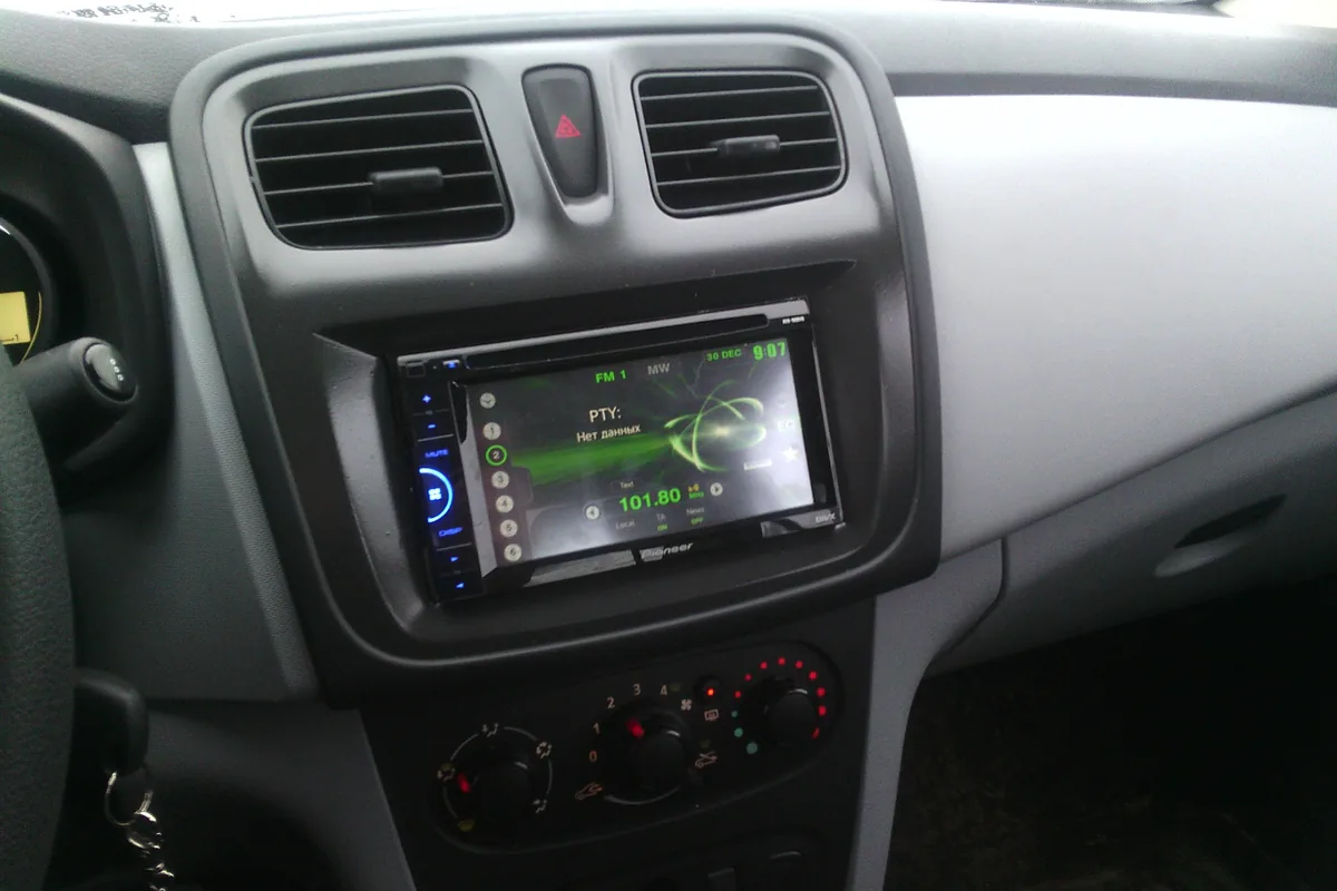 Магнитола 2 DIN в рамке Renault Logan 2 комплектации Access