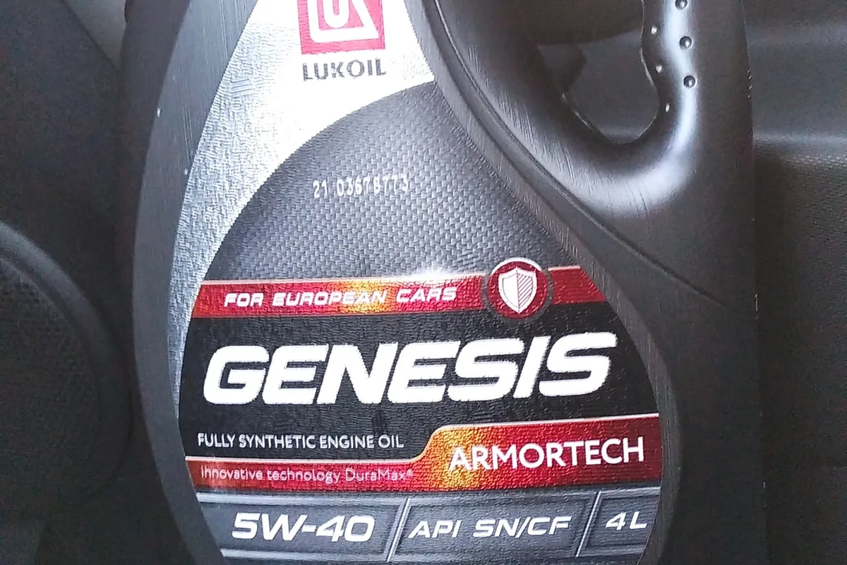 Канистра Лукойл Genesis Armortech 5W-40 перед заменой масла в Renault Logan 2