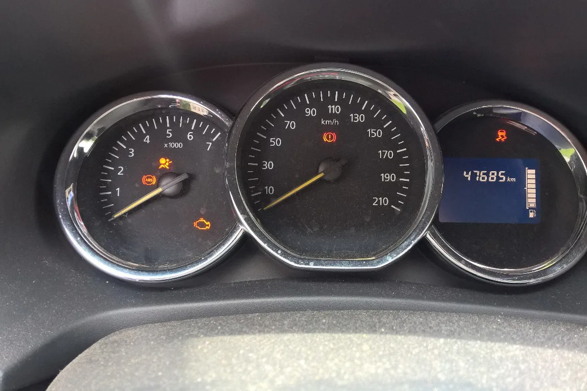 Щиток Renault Logan 2 с лампами при отказе запуска