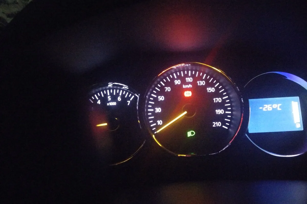 Щиток Renault Logan 2 при морозе −26 °C