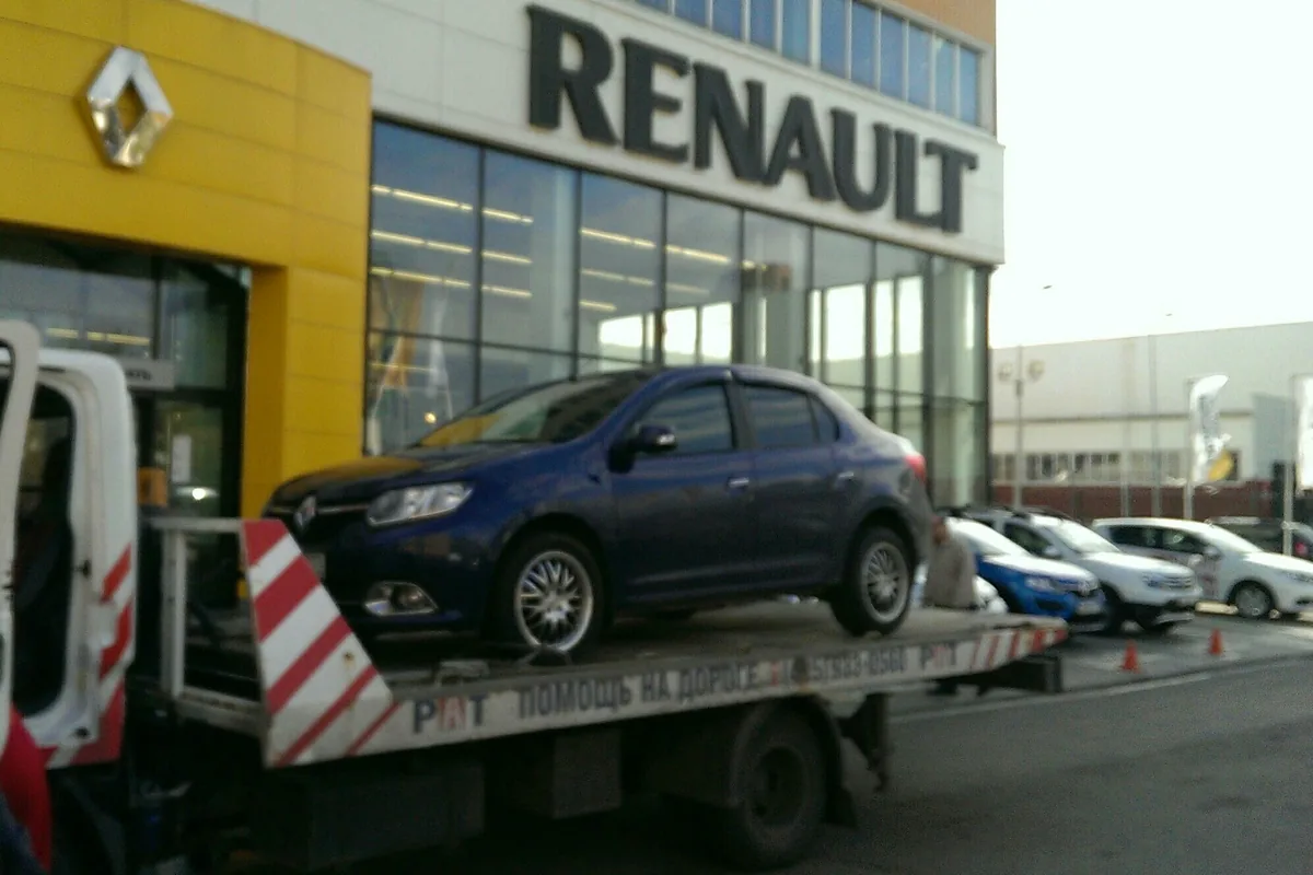 Renault Logan 2 на эвакуаторе у дилера после заправки