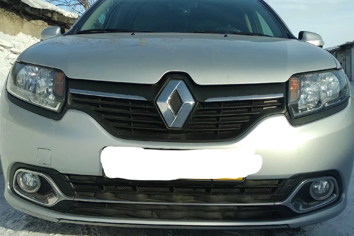Утеплитель для труб в решётке радиатора Renault Logan 2 зимой