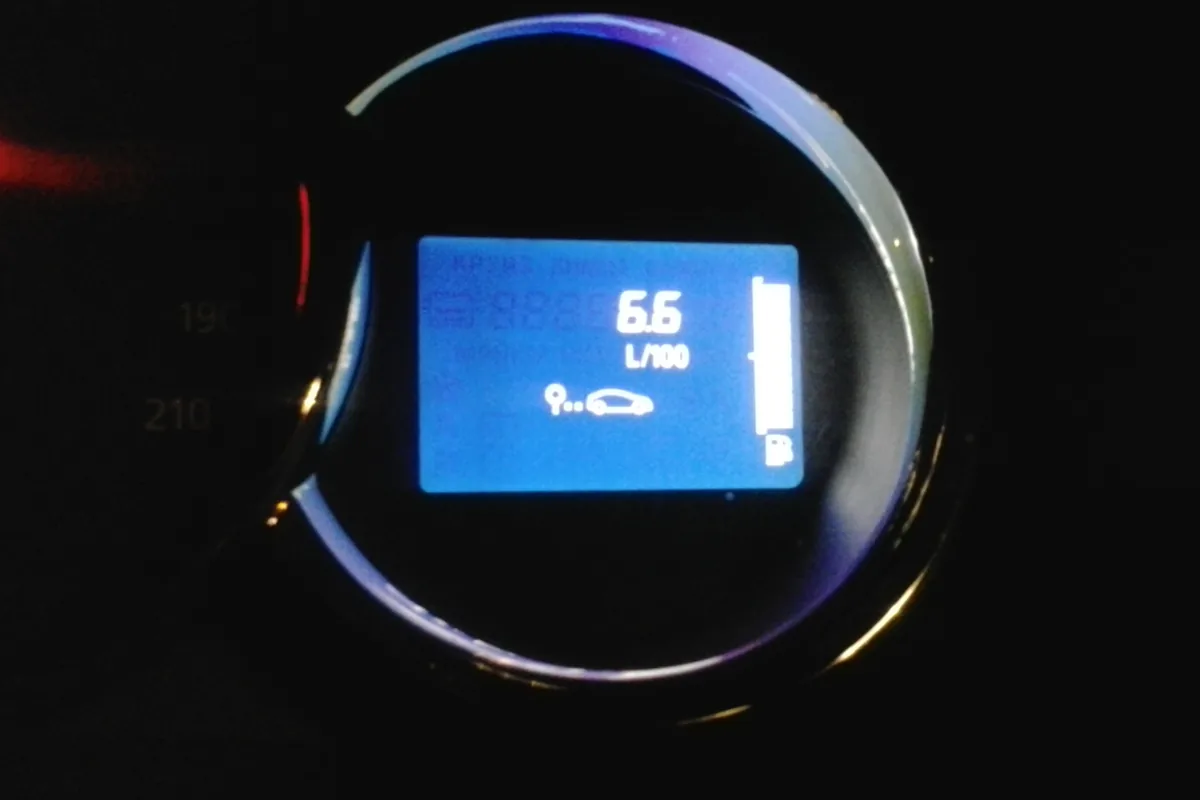 Средний расход 6,6 л на бортовом компьютере Renault Logan 2