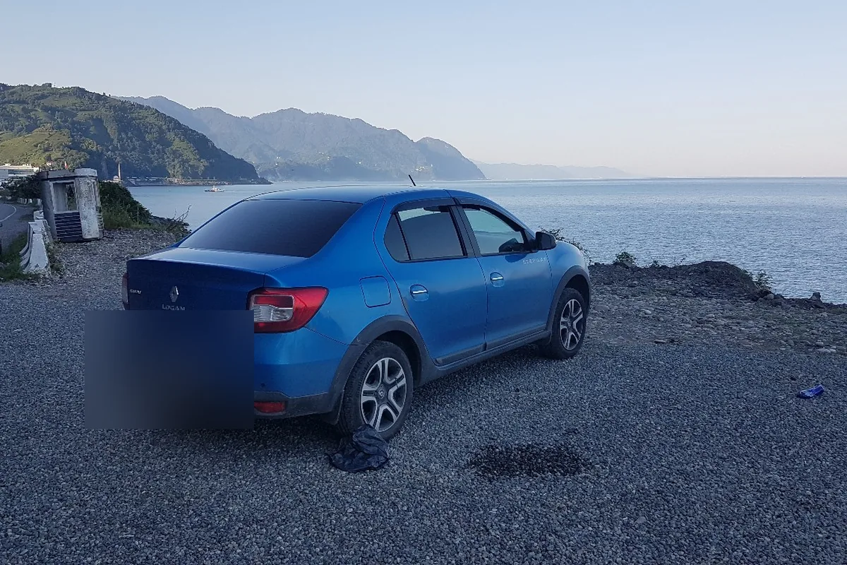 Renault Logan 2 на побережье после поездки на 6500 км