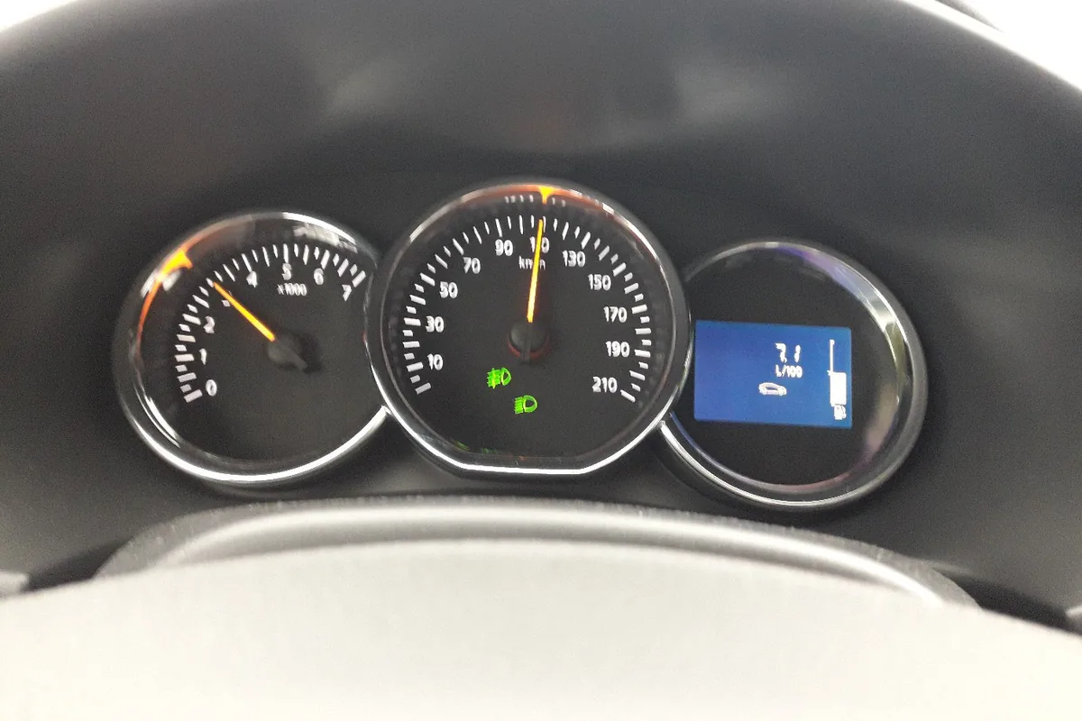 Приборная панель Renault Logan 2 1.6 8 клапанов на трассе