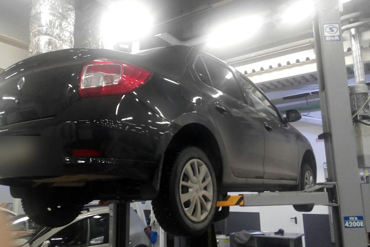 Renault Logan 2 на подъёмнике при диагностике подвески