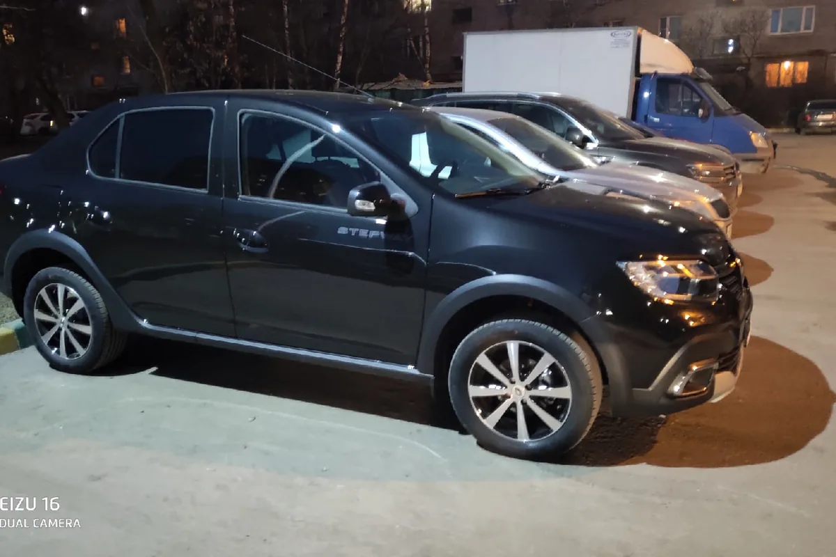 Чёрный Renault Logan Stepway во дворе