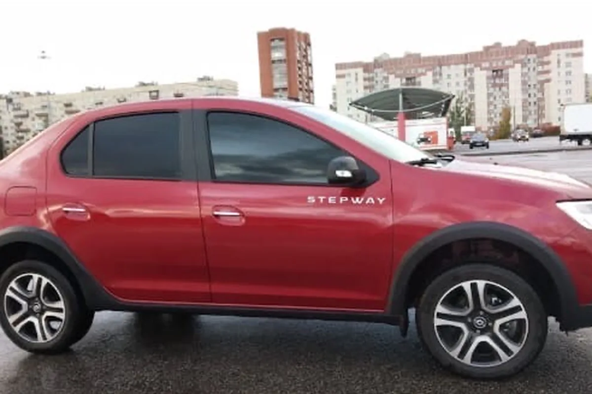 Красный Renault Logan Stepway с накладками на кузове