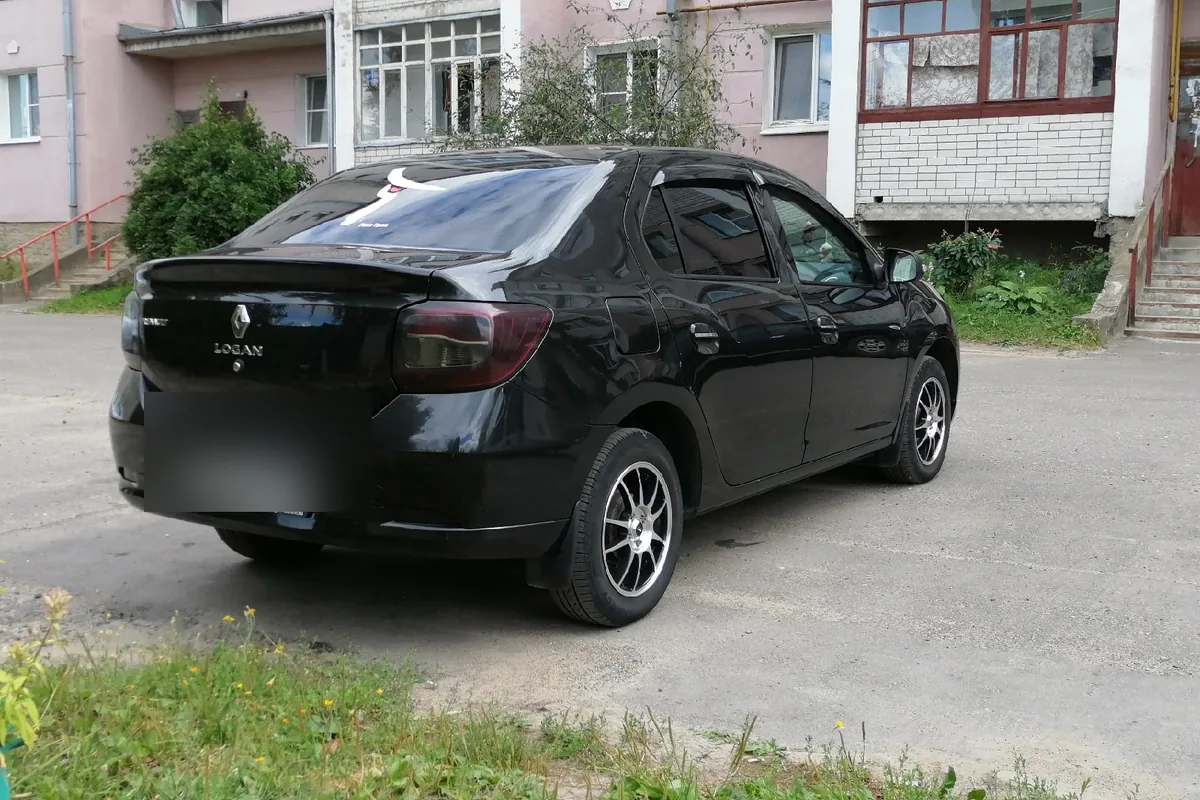 Renault Logan 2 2018 года сзади во дворе