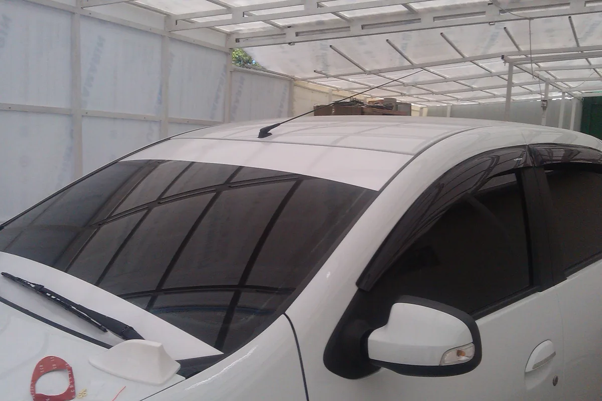 Антенна плавник и дефлекторы на крыше Renault Logan 2
