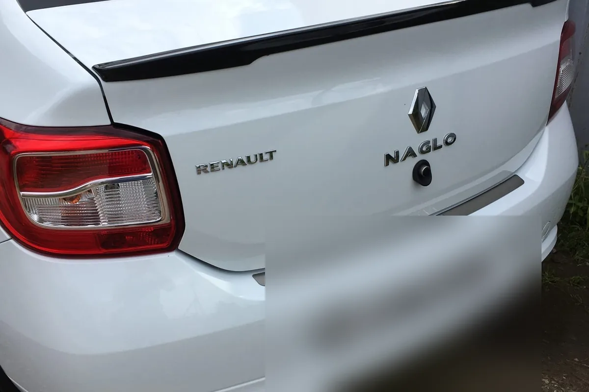 Лип-спойлер на крышке багажника белого Renault Logan 2