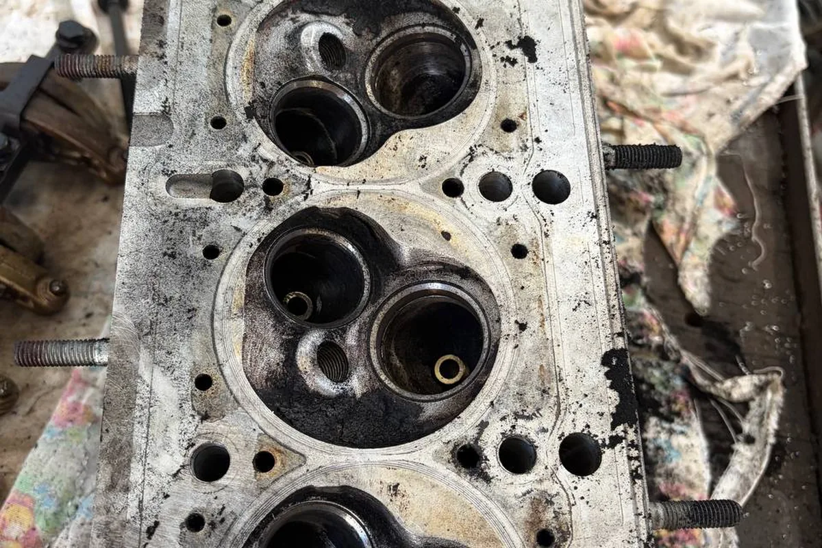 Головка блока K7M Renault Logan со снятыми клапанами