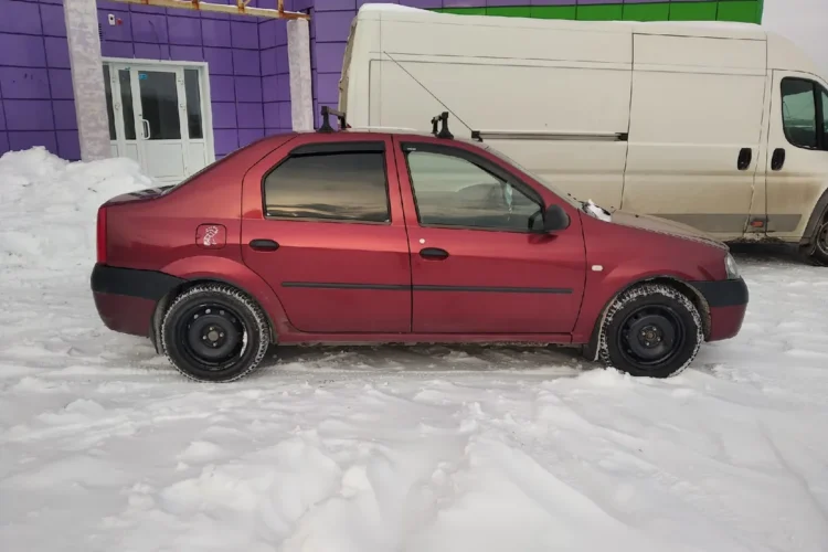Renault Logan 1 на штампованных дисках от Меган в снегу