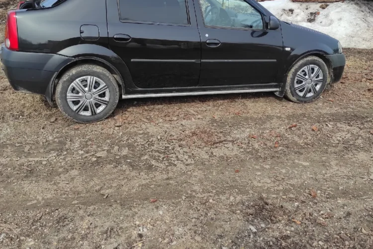 Чёрный Renault Logan 1 сбоку на литых дисках