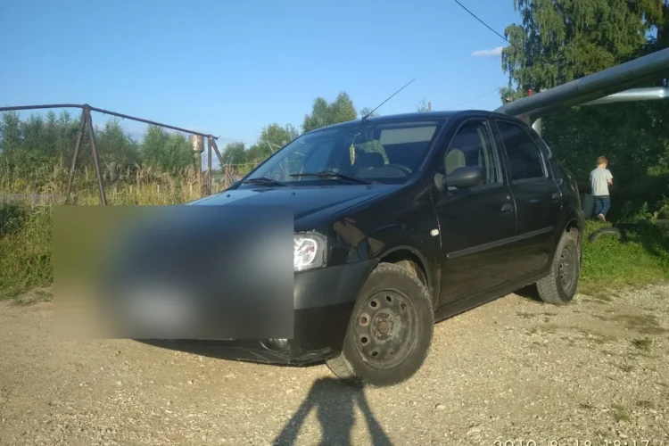 Чёрный Renault Logan 1 2009 года на штампованных дисках