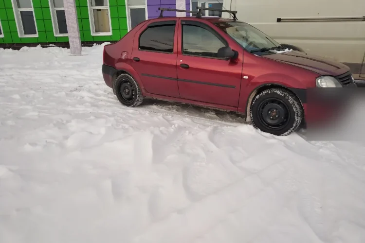 Renault Logan 1 спереди на шинах 195/65 R15