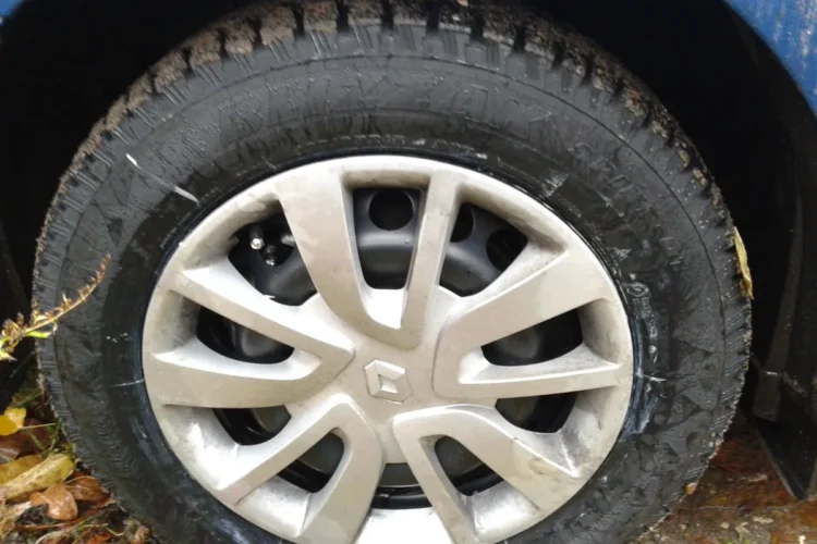 Колесо Renault Logan 1 с шипованной шиной Bridgestone Blizzak Spike 01