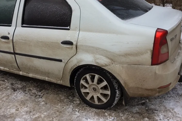 Renault Logan 1 сзади зимой на литых дисках