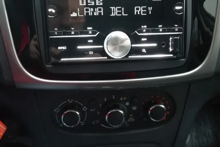 Магнитола Pioneer 2 DIN в консоли Renault Logan 2