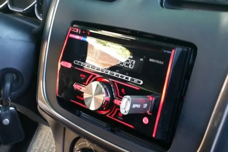 Магнитола в рамке на Renault Logan 2