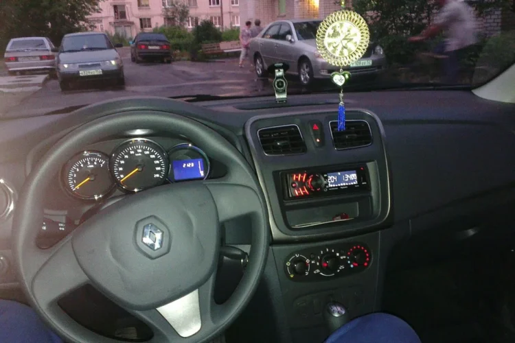 Нештатная магнитола 1 DIN в салоне Renault Logan 2