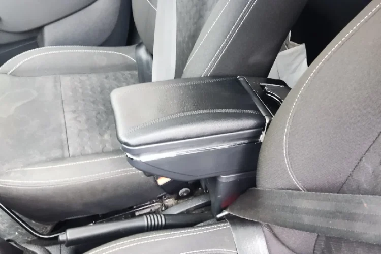 Подлокотник между сиденьями Renault Logan 2