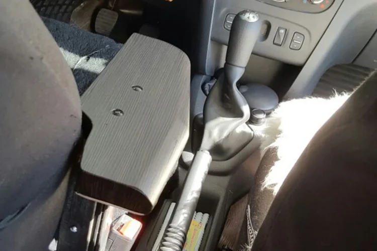 Самодельный подлокотник в салоне Renault Logan 2