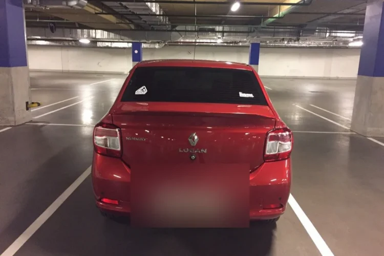 Лип-спойлер Браз на красном Renault Logan 2