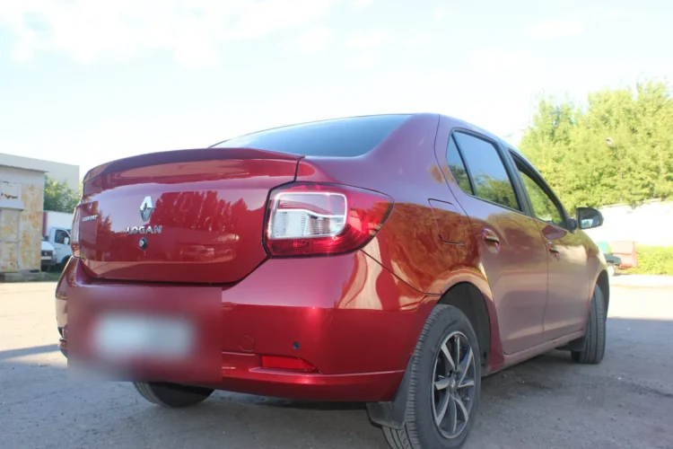 Лип-спойлер на красном Renault Logan 2 вид сзади сбоку