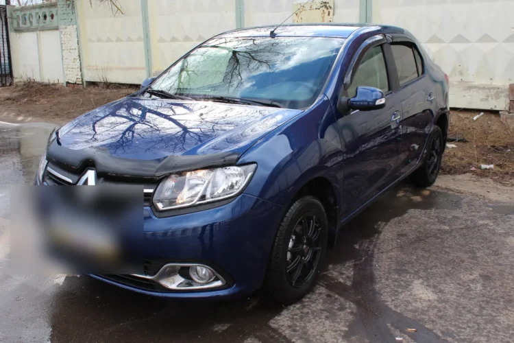 Синий Renault Logan 2 на матовых литых дисках 15 дюймов
