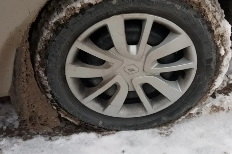 Колесо Renault Logan 2 с колпаком R15 в снегу
