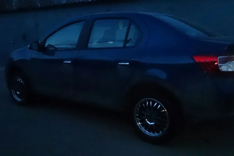Тёмный Renault Logan 2 на дисках DOTZ R16