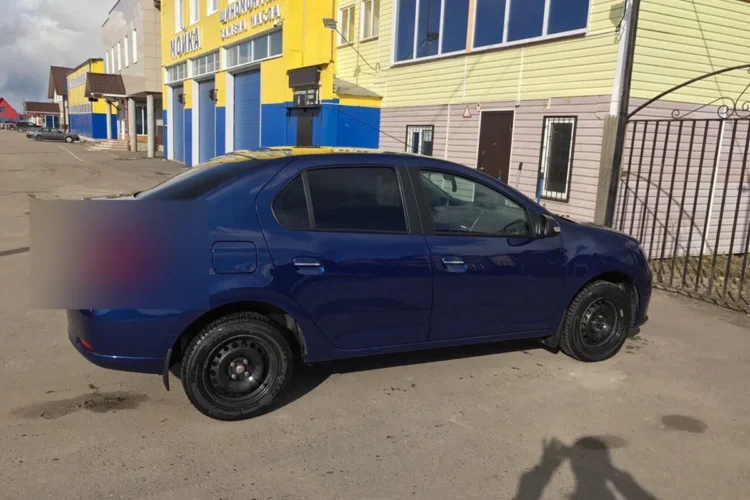 Синий Renault Logan 2 на колёсах R16
