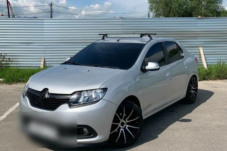 Серебристый Renault Logan 2 на 17-дюймовых литых дисках