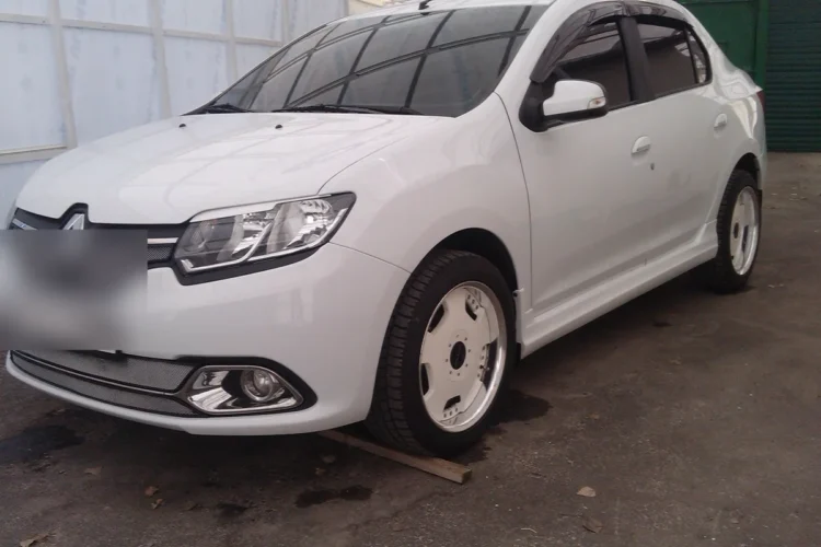 Белый Renault Logan 2 на дисках WORK Euroline R17