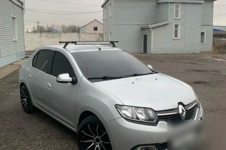 Серебристый Renault Logan 2 на шинах 215/45 R17
