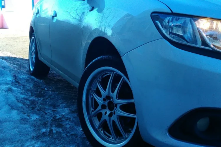 Колесо Renault Logan 2 с шиной 215/45 R17 в арке